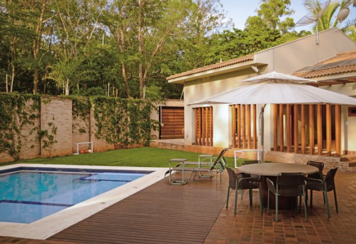 Chique e despretensioso, este projeto priorizou o clima acolhedor, pontuado com peças do acervo da família - Revista InterArq | Arquitetura, Decoração, Design, Paisagismo e Lifestyle