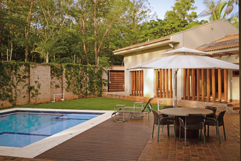 Chique e despretensioso, este projeto priorizou o clima acolhedor, pontuado com peças do acervo da família - Revista InterArq | Arquitetura, Decoração, Design, Paisagismo e Lifestyle