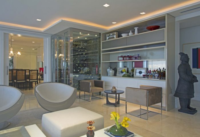 O design de interiores deste apartamento criou cenas sofisticadas com as peças de arte e os móveis de grife do acervo da família - Revista InterArq | Arquitetura, Decoração, Design, Paisagismo e Lifestyle