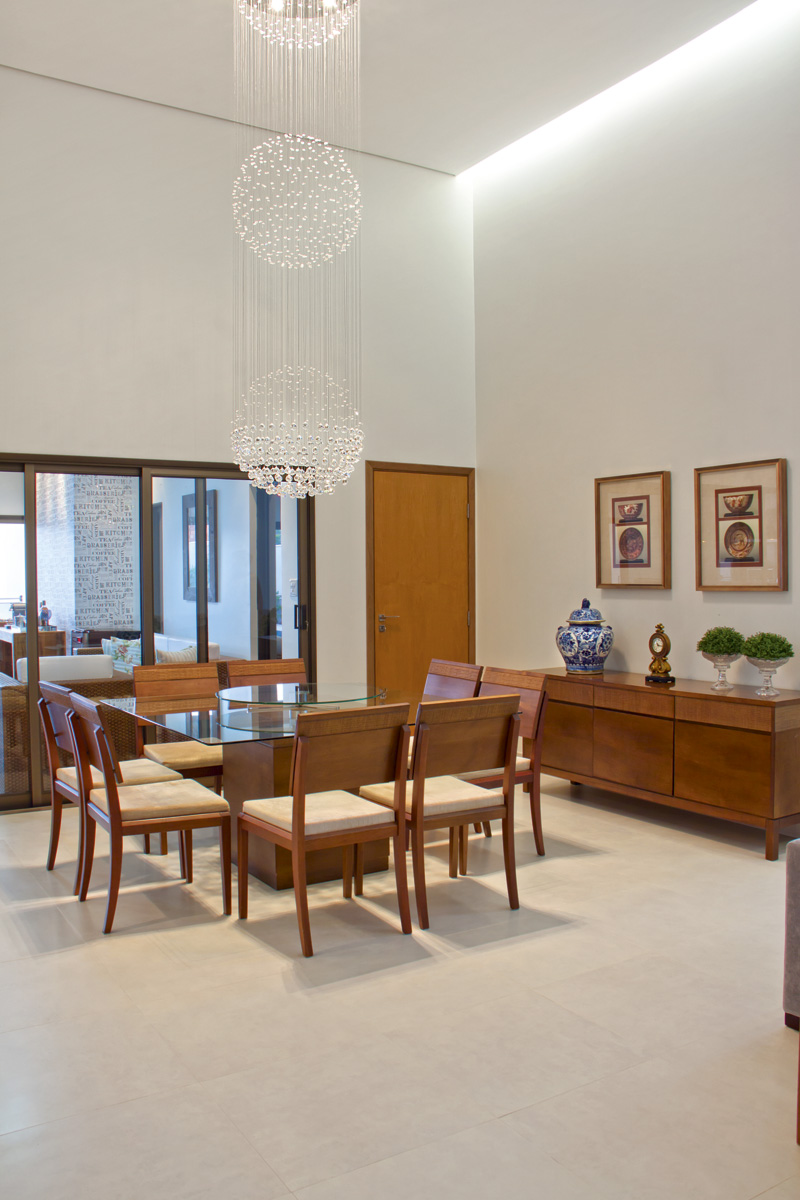 O delicado lustre com cristais é a vedete da sala de jantar