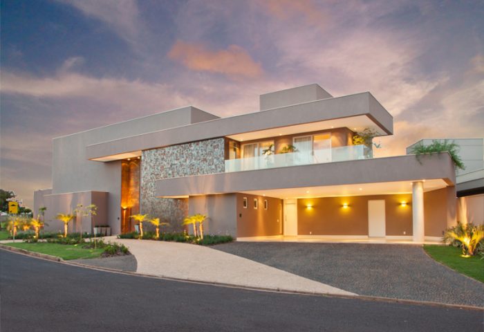 O traço criativo do profissional deu forma a este projeto sofisticado, norteado pela forma singular do terreno - Revista InterArq | Arquitetura, Decoração, Design, Paisagismo e Lifestyle