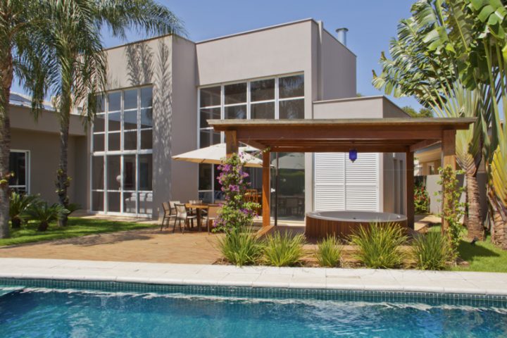 Esta ampla residência foi pensada para desfrutar os bons momentos com os amigos e para acomodar a criatividade das crianças - Revista InterArq | Arquitetura, Decoração, Design, Paisagismo e Lifestyle