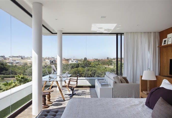 Sem fronteiras visuais, os espaços sociais desta casa são um convite para contemplar o horizonte - Revista InterArq | Arquitetura, Decoração, Design, Paisagismo e Lifestyle