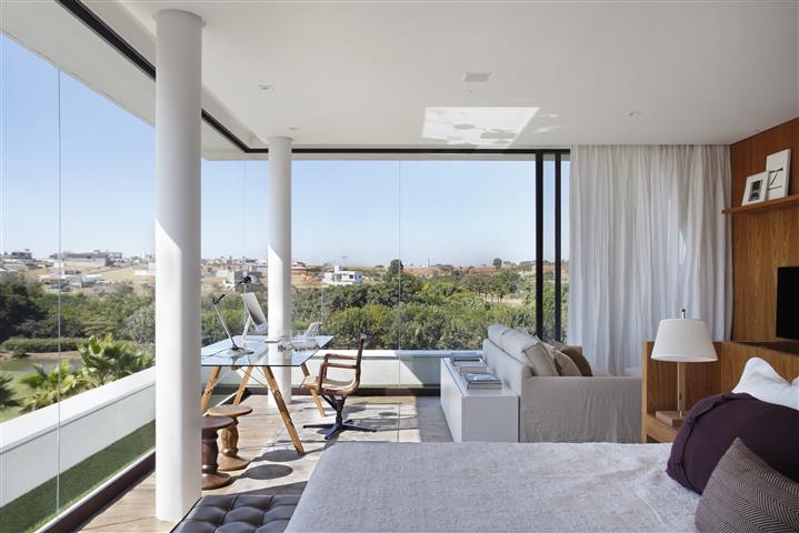 Sem fronteiras visuais, os espaços sociais desta casa são um convite para contemplar o horizonte - Revista InterArq | Arquitetura, Decoração, Design, Paisagismo e Lifestyle