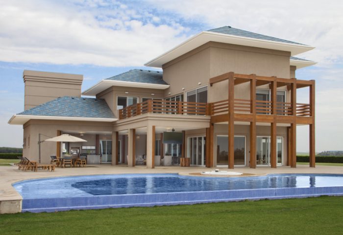 Inspirada na arquitetura americana, esta casa de 1200 m² mescla madeira com elementos contemporâneos - Revista InterArq | Arquitetura, Decoração, Design, Paisagismo e Lifestyle