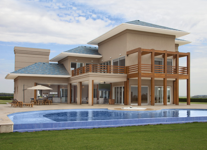 Inspirada na arquitetura americana, esta casa de 1200 m² mescla madeira com elementos contemporâneos - Revista InterArq | Arquitetura, Decoração, Design, Paisagismo e Lifestyle