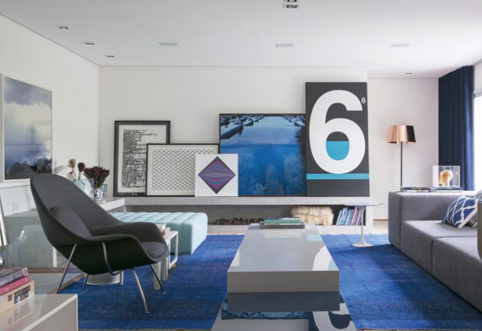 Pinceladas de nuances de azul arrematam esta composição simétrica, com peças de design e obras de arte - Revista InterArq | Arquitetura, Decoração, Design, Paisagismo e Lifestyle