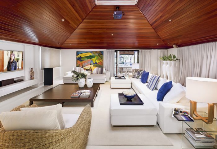 Após uma minuciosa reforma, esta casa da década de 1980 ganhou mais amplitude e sofisticação sem perder o charme original - Revista InterArq | Arquitetura, Decoração, Design, Paisagismo e Lifestyle