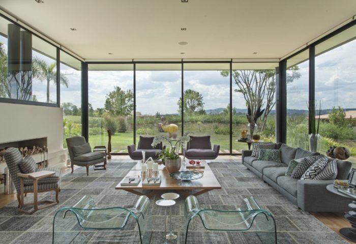 Para o projeto de interiores desta casa de veraneio foi criada uma base clean, permeada por objetos e mobiliário exclusivos - Revista InterArq | Arquitetura, Decoração, Design, Paisagismo e Lifestyle