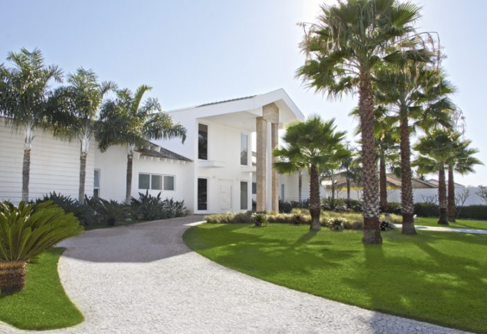 A concepção da arquitetura desta casa partiu de um eixo central posicionado no coração do terreno de 2,7 mil m² - Revista InterArq | Arquitetura, Decoração, Design, Paisagismo e Lifestyle