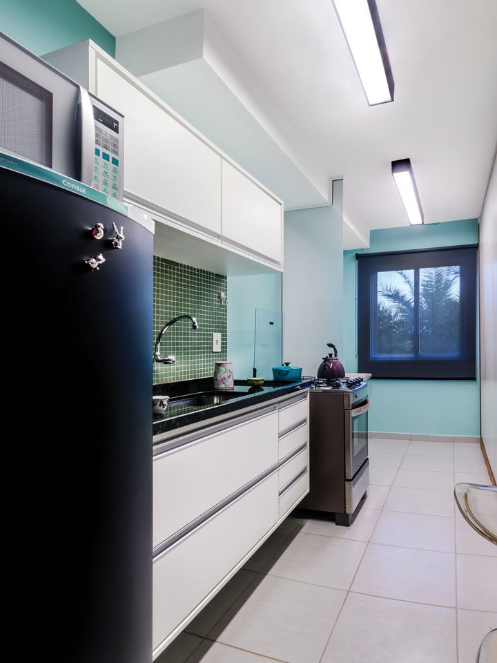 O sofá verde água (Casa Decorada) traz frescor e acompanha a cor escolhida para as paredes da cozinha