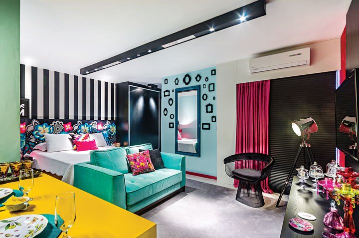 Este apartamento de medidas enxutas reflete a personalidade exuberante da proprietária - Revista InterArq | Arquitetura, Decoração, Design, Paisagismo e Lifestyle