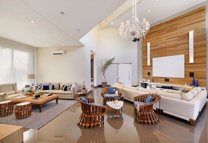 Pensada para receber com conforto, esta casa de veraneio recebeu papéis de parede, madeira de demolição, laca e mármores especiais - Revista InterArq | Arquitetura, Decoração, Design, Paisagismo e Lifestyle