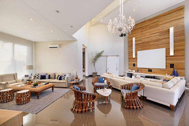 Pensada para receber com conforto, esta casa de veraneio recebeu papéis de parede, madeira de demolição, laca e mármores especiais - Revista InterArq | Arquitetura, Decoração, Design, Paisagismo e Lifestyle