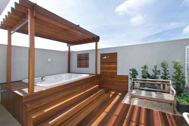 A agradável área do Spa (Riolax) foi personalizada pelo deck em madeira (Revesmad) 