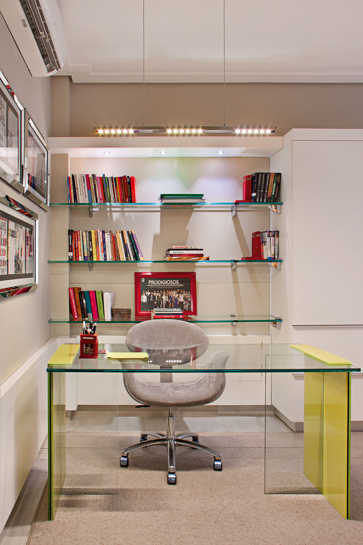 O office tem a leveza da mesa de vidro Jacqueline Terpins (Jackie) e o conforto dos tons neutros
