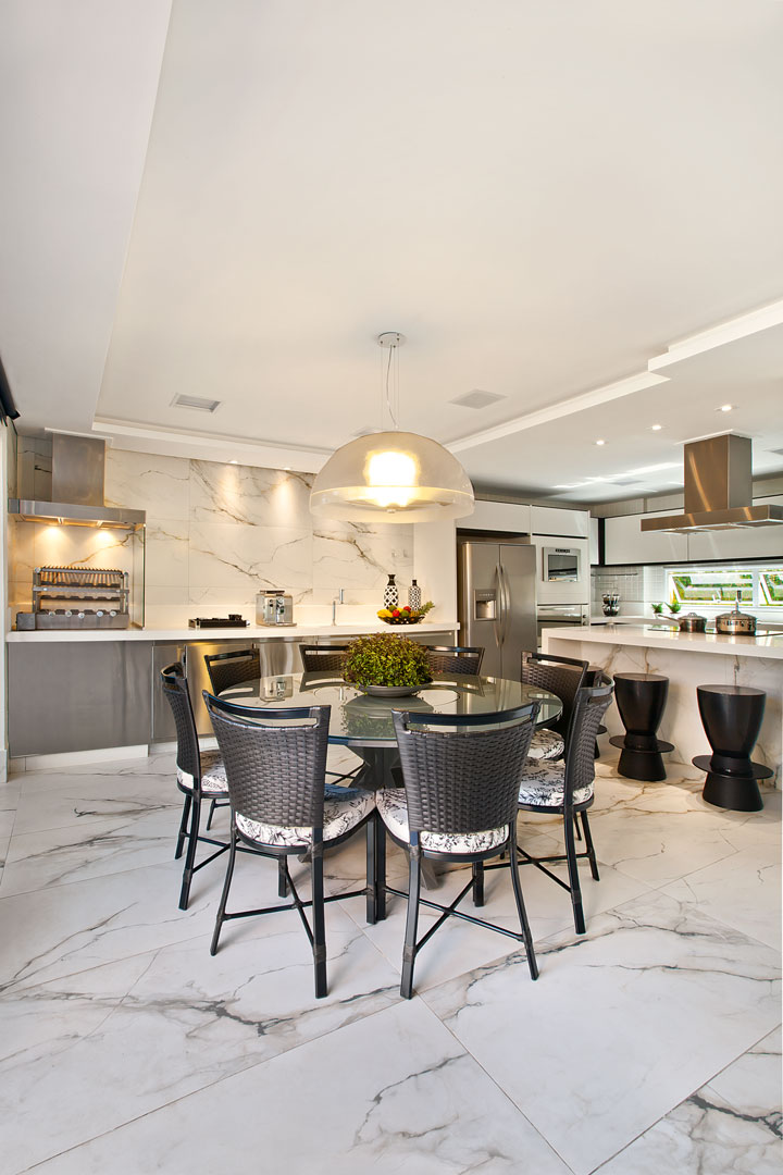 Na cozinha, armários da Marcato, coifa da Refrigeração Araçatuba, bancada em Caesarstone