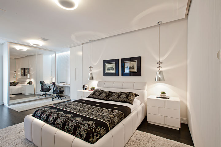 O piso em laminado de madeira ebanizada (Ornamentare) forma a base aconchegante para a suíte toda branca, com cama em couro (Tapeçaria Micelli) e criado-mudo em laca. A leveza é acentuada pelos armários com espelhos e pelos delicados pendentes