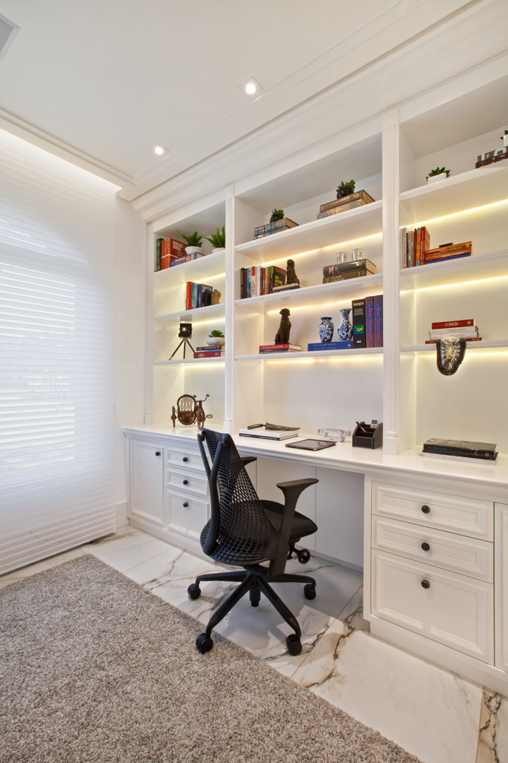 No office, a estante sob medida em laca foi desenhada pela profissional. Cadeiras Herman Miller da Perfil Office, tapetes Avanti (Decorativa) e persianas Luxaflex, da Griffe A