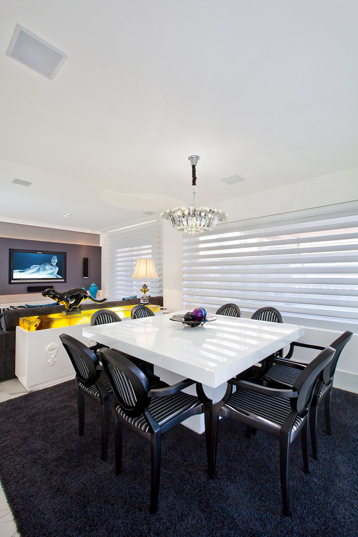 A eterna combinação do preto com o branco foi a escolha para todo o design de interiores da casa 