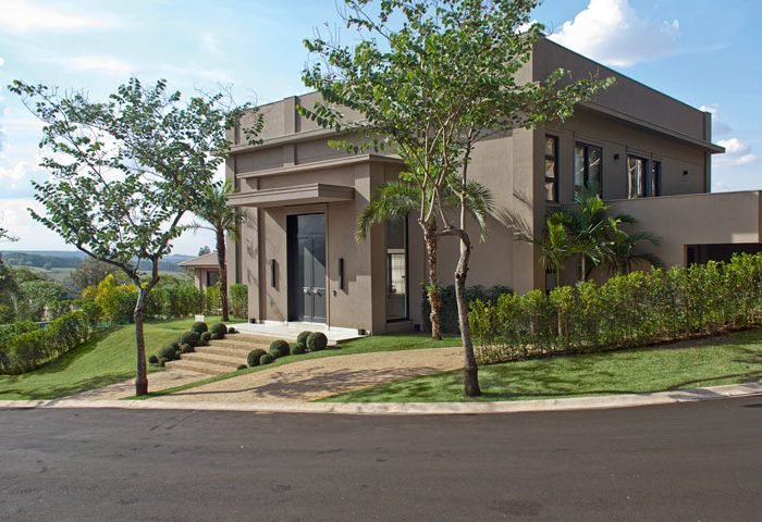 Este projeto foi criado de forma integrada para respeitar a topografia acentuada do terreno - Revista InterArq | Arquitetura, Decoração, Design, Paisagismo e Lifestyle