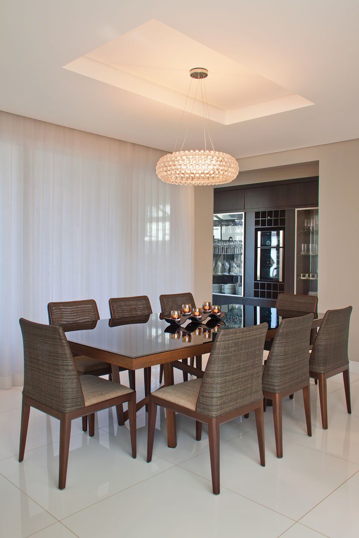 No jantar, os móveis em madeira e palha natural (Gallo Decor) se destacam sobre o piso em Nanoglass branco (Barsotti Mármores e Granitos). O projeto de arquitetura inicial da casa é de Christie Cornelio.