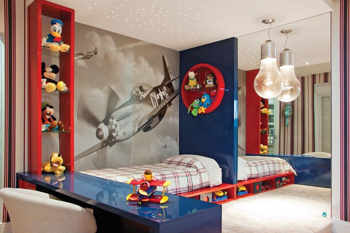 Cores lúdicas e elementos desproporcionais geram um ambiente divertido e imaginário para o filho. Lustre da Arte Luz e móveis da Marcenaria Gobato. 