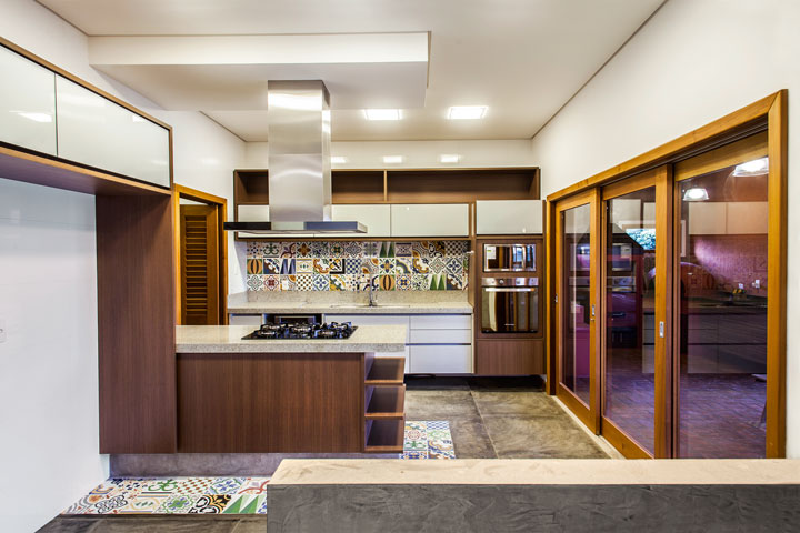 Materiais rústicos, como madeira, cimento queimado, ladrilho hidráulico (Villa Bella Acabamentos), e pedras evocam a descontração das antigas casas de fazenda. A cozinha mescla esses elementos com a funcionalidade dos móveis planejados (MMP Movelaria)