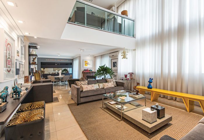 Neste apartamento duplex, o ponto-chave do layout é a integração visual dos ambientes sociais - Revista InterArq | Arquitetura, Decoração, Design, Paisagismo e Lifestyle