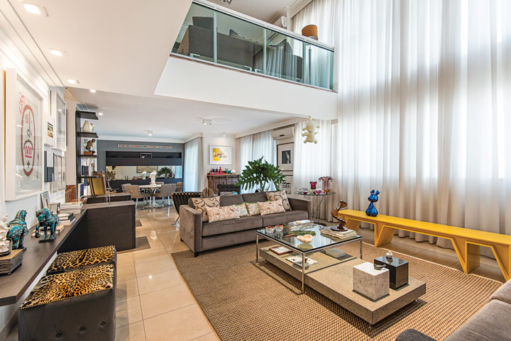 Neste apartamento duplex, o ponto-chave do layout é a integração visual dos ambientes sociais - Revista InterArq | Arquitetura, Decoração, Design, Paisagismo e Lifestyle