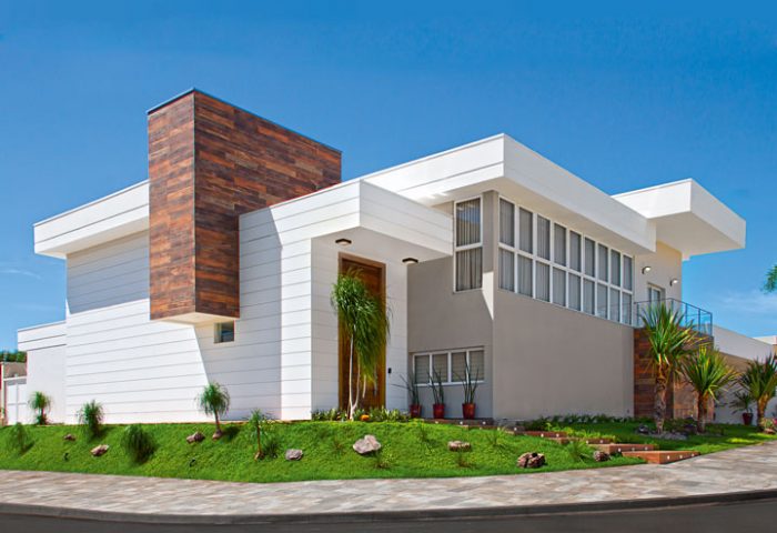 Linhas retas e volumes amadeirados destacam a arquitetura da residência - Revista InterArq | Arquitetura, Decoração, Design, Paisagismo e Lifestyle