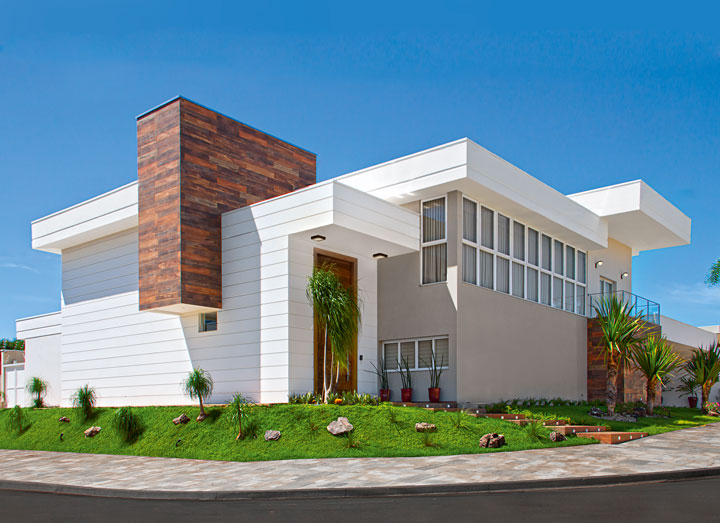 Linhas retas e volumes amadeirados destacam a arquitetura da residência - Revista InterArq | Arquitetura, Decoração, Design, Paisagismo e Lifestyle