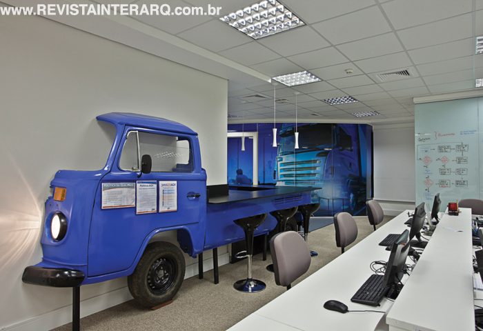 Para esta jovem empresa de logística, os arquitetos reforçaram o aspecto lúdico com películas impressas e piso que remete ao asfalto - Revista InterArq | Arquitetura, Decoração, Design, Paisagismo e Lifestyle