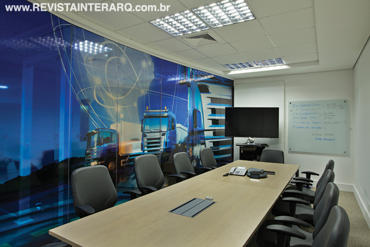 Películas impressas em alta definição, com imagens relativas ao business da empresa, foram aplicadas nas divisórias curvas de vidro 8mm da sala de reuniões