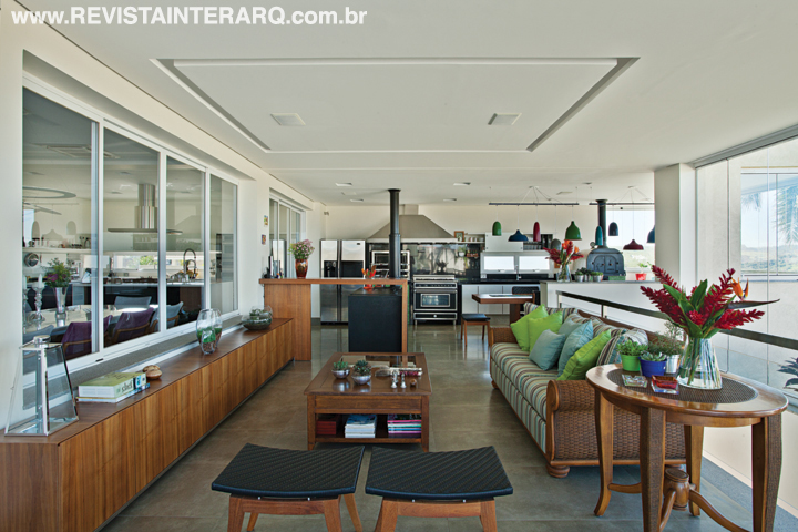 O espaço gourmet é integrado ao restante da casa e entra no mesmo contexto de cores, funcionalidade e diversão. 