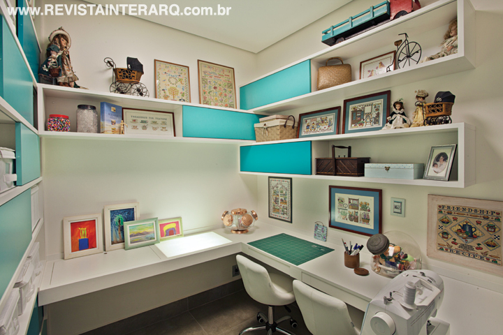 Com mobiliário branco e amarelo desenhado exclusivamente pelo GSAD e confeccionado pelo marceneiro da família, o office e a sala de TV da ala íntima ganharam aconchego com o piso de madeira laminada. À esquerda, no alto, a sala de costura, hobby da moradora, foi feita para inspirar. 