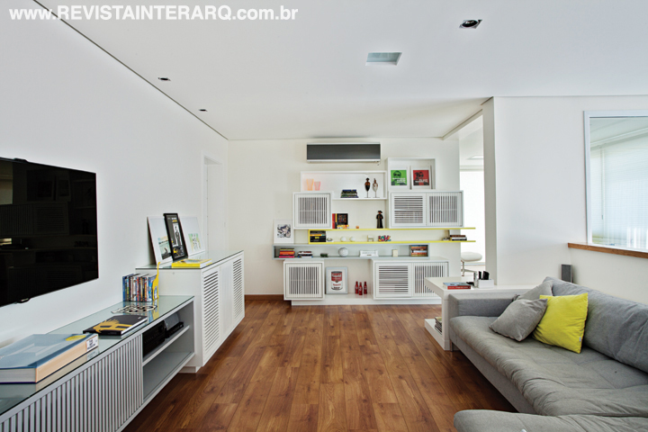 Com mobiliário branco e amarelo desenhado exclusivamente pelo GSAD e confeccionado pelo marceneiro da família, o office e a sala de TV da ala íntima ganharam aconchego com o piso de madeira laminada. 