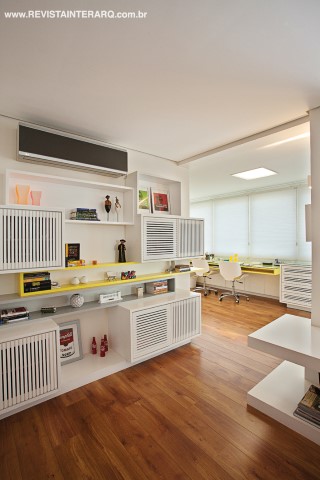 Com mobiliário branco e amarelo desenhado exclusivamente pelo GSAD e confeccionado pelo marceneiro da família.