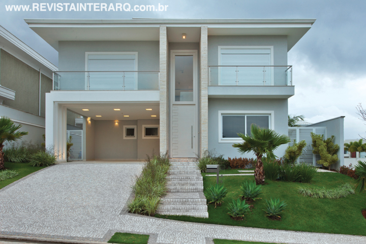 Projetado para um jovem casal, o projeto conta com referências clássicas aliadas a revestimentos nobres de cores neutras - Revista InterArq | Arquitetura, Decoração, Design, Paisagismo e Lifestyle