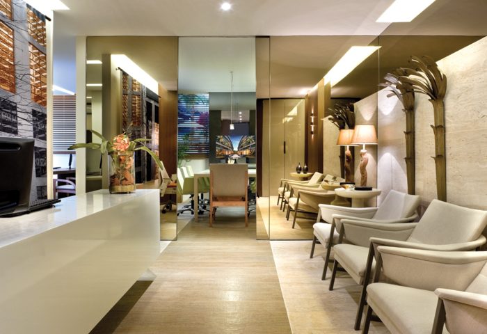 Para conferir uma personalidade a este escritório imobiliário, foram usadas cores neutras, materiais naturais e espelhos para aumentar a sensação de amplitude - Revista InterArq | Arquitetura, Decoração, Design, Paisagismo e Lifestyle