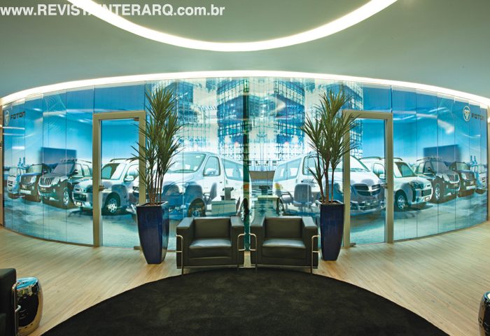 O uso de elementos que remetem a logo da empresa e conferem fluidez e leveza aos ambientes é o destaque deste projeto de reforma - Revista InterArq | Arquitetura, Decoração, Design, Paisagismo e Lifestyle