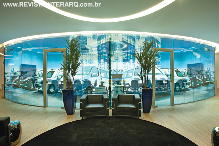 O uso de elementos que remetem a logo da empresa e conferem fluidez e leveza aos ambientes é o destaque deste projeto de reforma - Revista InterArq | Arquitetura, Decoração, Design, Paisagismo e Lifestyle