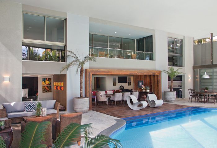 Neste projeto, as arquitetas criaram ambientes integrados para que o cliente, atleta e chef nas horas vagas, possa usufruir junto com seus familiares - Revista InterArq | Arquitetura, Decoração, Design, Paisagismo e Lifestyle