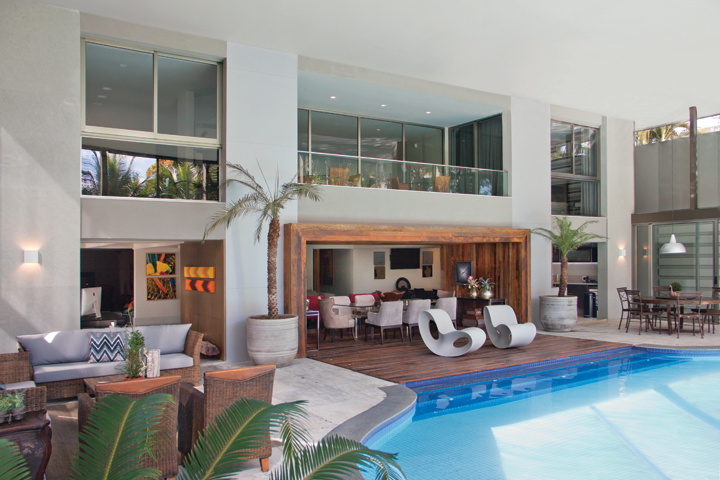 Neste projeto, as arquitetas criaram ambientes integrados para que o cliente, atleta e chef nas horas vagas, possa usufruir junto com seus familiares - Revista InterArq | Arquitetura, Decoração, Design, Paisagismo e Lifestyle
