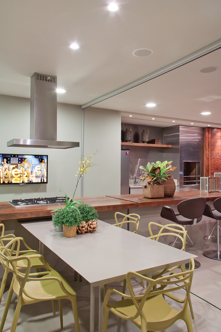 Para compor com a mesa em Corian a escolha foi pelas cadeiras Masters, da Kartell, e pelas banquetas da Classica Design, ambas da Quadra Design