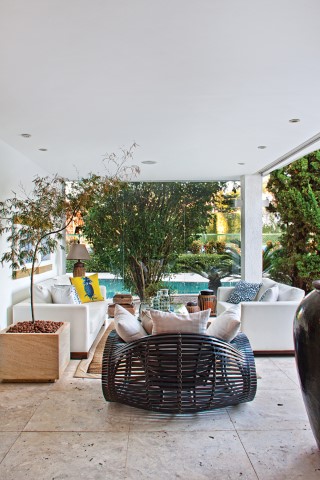Detalhes da varanda da casa, decorada com móveis da Artefacto e Quadra Design