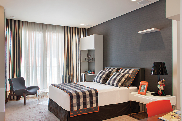 Os dormitórios dos filhos, com enxovais e cortinas personalizados (Leila Bessa). Poltronas Jader Almeida. A construção da casa ficou a cargo da Tecna Construtora
