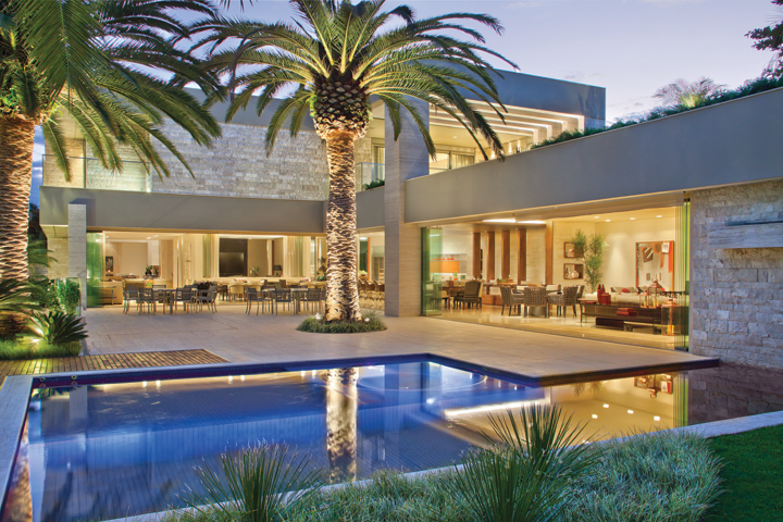 Esta casa ganhou ares cenográficos para receber amigos e família - Revista InterArq | Arquitetura, Decoração, Design, Paisagismo e Lifestyle