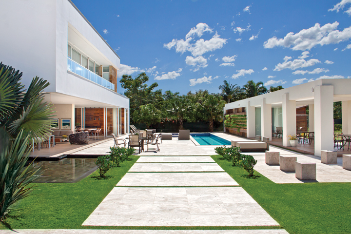 Um projeto com muita luz natural, atemporalidade e elegância - Revista InterArq | Arquitetura, Decoração, Design, Paisagismo e Lifestyle