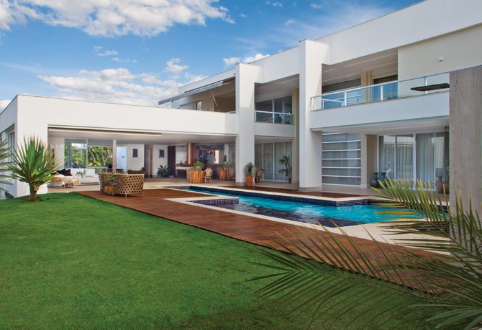 De medidas generosas e cenários banhados pela luz natural, a geometria foi o ponto de partida para determinar a arquitetura deste lar - Revista InterArq | Arquitetura, Decoração, Design, Paisagismo e Lifestyle